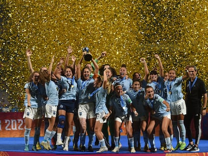 Las jugadoras de la selección española femenina sub-17 celebran el título conseguido en el Mundial sub-17 este domingo tras derrotar en la final a Colombia.