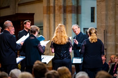 Peter Phillips, fundador de The Tallis Scholars, dirige a su grupo en la catedral de Utrecht. 