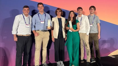 El equipo de Hiberus junto a Suzana Curic (tercera izq.), Country Leader de AWS Iberia tras la entrega del reconocimiento.