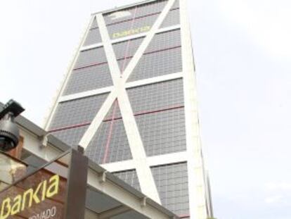 Uno de los consejeros de Bankia llega a la sede de la entidad para la reunión del consejo de administración.