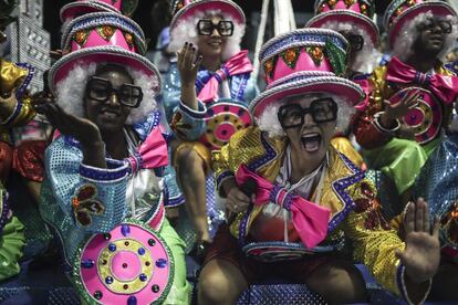 La escuela de samba del Grupo Especial Vila isabel en la celebración del carnaval en el sambódromo de Marques de Sapucaí en Río de Janeiro (Brasil), el 11 de febrero de 2018.



