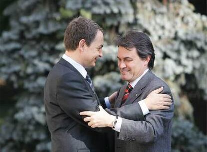 José Luis Rodríguez Zapatero y Artur Mas, tras el pacto sobre el Estatuto, en enero de 2006.