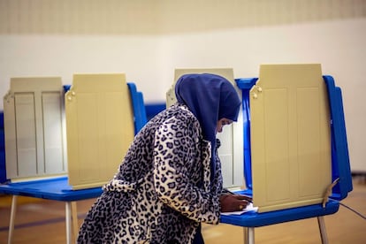 Una mujer musulmana vota en una mesa electoral en Minneapolis, Minesota.