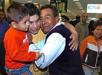 Uno de los pasajeros trasladados por Fomento, abraza a su familia a su llegada al aeropuerto de Lima (Perú).
