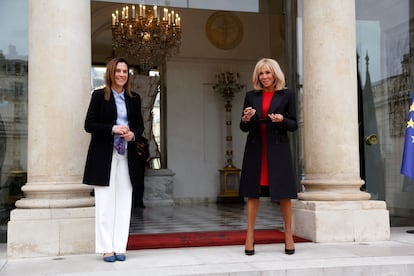 Beatriz Gutiérrez Müller, recibida por Brigitte Macron en París.