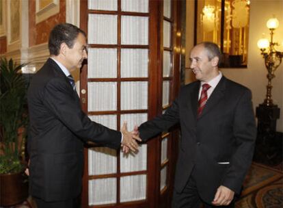 El jefe del Gobierno, José Luis Rodríguez Zapatero, y Josu Erkoreka (PNV), ayer en el Congreso.