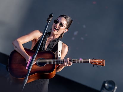 Gracie Abrams actúa en la primera jornada de Mad Cool 2025 en el recinto Iberdrola Music, a 10 de julio de 2025, en Madrid (España). La cantante presenta su pop íntimo y emocional en el escenario principal de Mad Cool 2025, que se celebra en Madrid del 10 al 13 de julio y reúne a grandes artistas internacionales y ofrece cuatro días de música diversa y ambiente vibrante.
Ricardo Rubio / Europa Press
10/07/2025