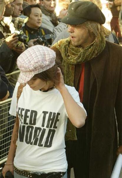 Sir Bob Geldof llega con su hija a los estudios londinenses.