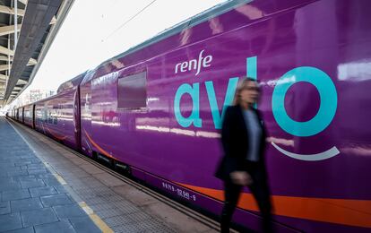 Un tren Avlo de Renfe en la estación valenciana Joaquín Sorrolla.