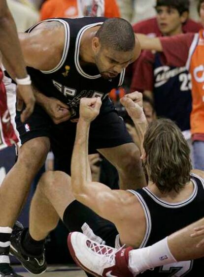 Duncan, de pie, festeja el título con el argentino Oberto.