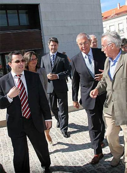 Touriño (segundo por la derecha), ayer durante su visita a A Illa, junto al alcalde, Caride y Gallego Jorreto.