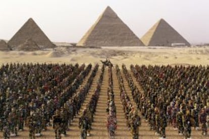 'Trash People', el ejército de hombres lata hechos a partir de residuos por el artista alemán HA Schult, en Egipto, en 2002.