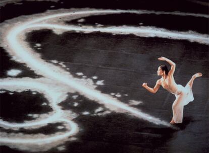 Una bailarina de la obra <i>Moon water</i>, de la compañía tailandesa Cloud Gate Dance.