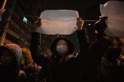 A medida que se han extendido las protestas, que comenzaron este pasado fin de semana en las principales ciudades chinas, en redes sociales como Twitter ha cobrado vida la etiqueta “A4Revolution”. El folio en blanco es en de algún modo un símbolo universal con ecos que incluso remiten a la libertad plena de los creadores. 