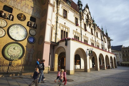 No solo Praga presume de reloj astronómico en la República Checa. En Olomouc, al este del país, otra singular composición de este estilo preside una de las fachadas del Ayuntamiento. Su actual aspecto se remonta a los años 50, pues fue modernizado acorde con el estilo de la época y, sobre todo, del régimen político que entonces dirigía el país: el realismo socialista. Tanto en los dibujos como en las figuras que se distribuyen por los 14 metros de altura del nicho están representados los trabajos tradicionales en diferentes épocas del año: desde un químico hasta un obrero y un deportista. A las doce del mediodía el carrusel al completo se mueve para anunciar la hora.