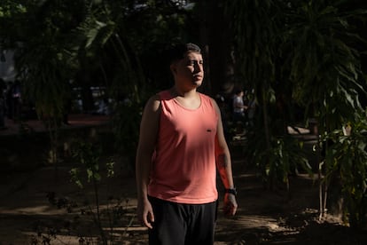 Jhon da SIlva, amigo de William, en la sede del Servicio Nacional de Medicina y Ciencias Forenses, en Caracas, el 26 de junio de 2026.