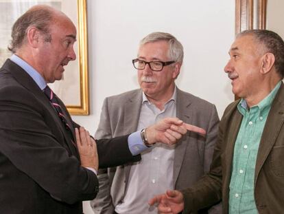 Desde la izquierda: el ministro de Econom&iacute;a, Luis de Guindos, conversa con los secretarios generales de CCOO, Ignacio Fern&aacute;ndez Toxo, y de UGT, Pepe &Aacute;lvarez 