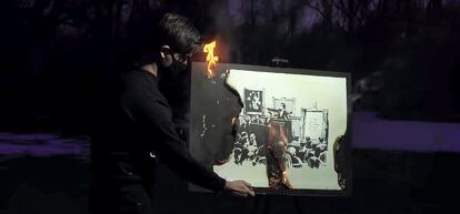 Fotograma del vídeo en el que el artista Burnt Banksy quema una obra de Banksy. Se vendió por 313.000 euros.