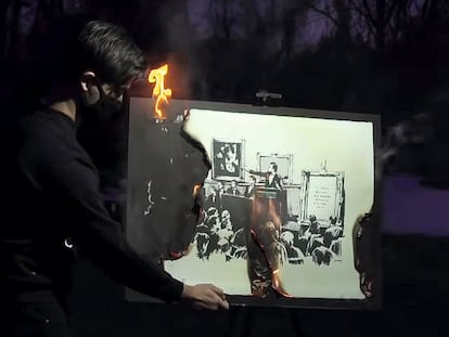 Fotograma del vídeo en el que el artista Burnt Banksy quema una obra de Banksy. Se vendió por 313.000 euros.