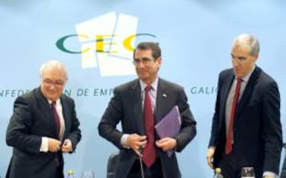 El embajador de EE.UU en España, Alan D. Solomont (c), junto al presidente de los empresarios gallegos, Antonio Fontenla (i), y el conselleiro de Economía e Industria, Francisco Conde, tras su intervención en la clausura de la jornada "Oportunidades de negocio con Estados Unidos", esta mañana en Santiago de Compostela.