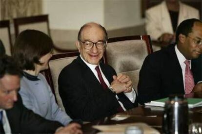 Alan Greenspan, en el centro, asiste a su última reunión como presidente de la Reserva Federal en Washington.