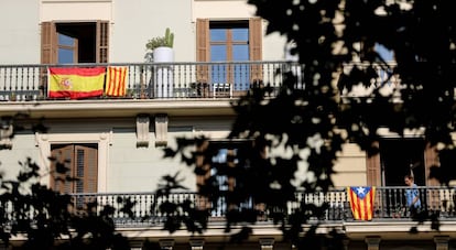 Banderas espanola, catalana y la estelada, en Gran Via de les Corts, en Barcelona.