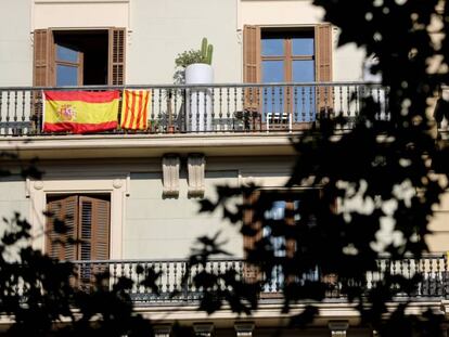 Banderas espanola, catalana y la estelada, en Gran Via de les Corts, en Barcelona.