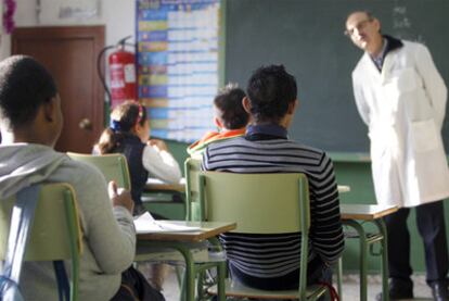 Un profesor conversa con sus alumnos en el colegio concertado Cervantes, en Carabanchel.
