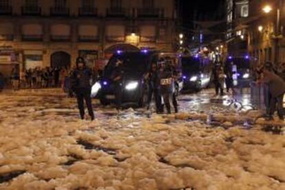 La Policía Nacional controla los accesos a la Puerta del Sol, en Madrid, tras la manifestación, convocada por los sindicatos CCOO, UGT, CSI-F y USO contra los últimos recortes aprobados por el Gobierno.