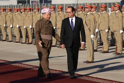 El l&iacute;der kurdo Barzani y Hollande pasan revista a las tropas en Erbil.