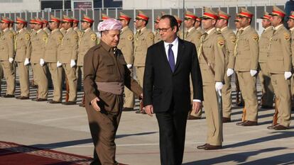 O líder curdo Barzani e Hollande passam tropas em revista em Erbil.