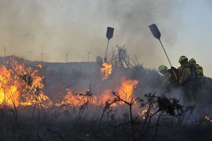 Brigadistas luchan contra el fuego a última hora del viernes en Cualedro