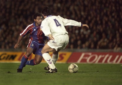 Romario regatea a Alkorta en el 5-0 del Barça al Madrid en 1994.