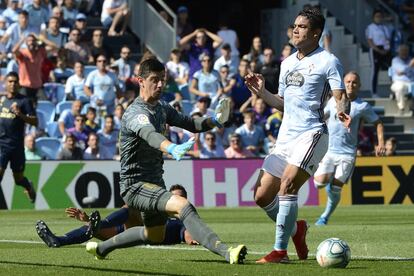 Gabriel Fernández, del Celta, falla un tiro a puerta.