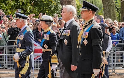 De izquierda a derecha, el rey Carlos III, la princesa Ana, el príncipe Andrés y el duque de Edimburgo, Eduardo, en el funeral de Isabel II, celebrado el 14 de septiembre de 2022 en Londres.