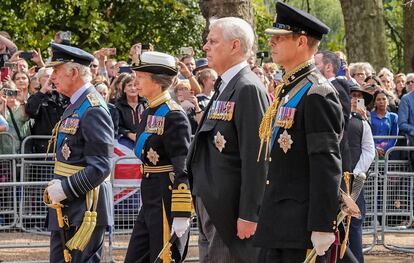 De izquierda a derecha, el rey Carlos III, la princesa Ana, el príncipe Andrés y el duque de Edimburgo, Eduardo, en el funeral de Isabel II, celebrado el 14 de septiembre de 2022 en Londres.