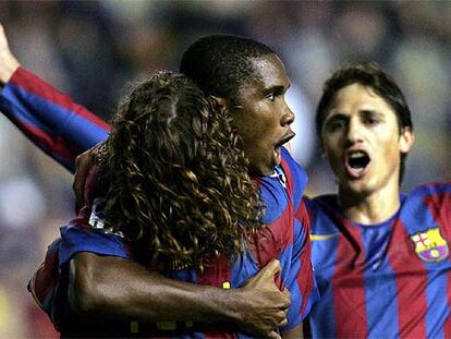 Eto'o se abraza a Puyol con Edmilson a la expectativa.