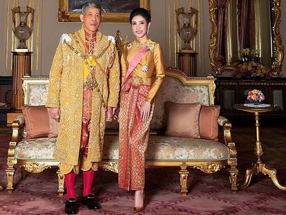 El rey Maha Vajiralongkorn, Rama X de Tailandia, con su concubina, Sineenat Wongvajirapakdi, en agosto de 2019.