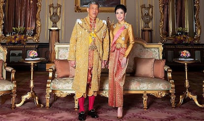 El rey Maha Vajiralongkorn, Rama X de Tailandia, con su concubina, Sineenat Wongvajirapakdi, en agosto.