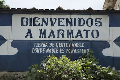 Un cartel da la bienvenida al visitante en la entrada de la aldea de Marmato (Colombia).