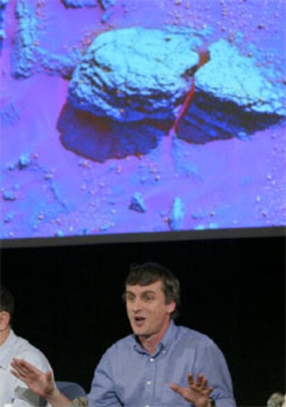 Los científicos investigan si los gránulos de la roca se originaron en un medio rico en agua.