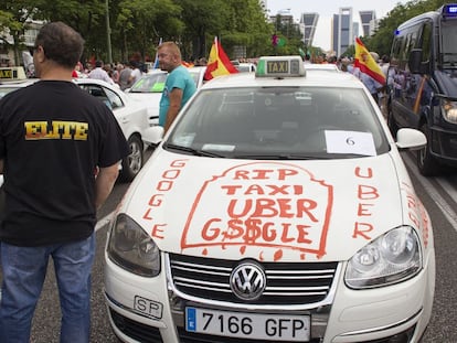 Los taxistas durante la protesta contra Uber de septiembre de 2014 en Madrid.