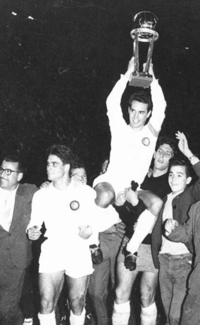 El madridista Zárraga levanta la primera Copa Intercontinental en 1960.