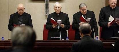 Cardinal Antonio María Rouco (center), flanked by bishops.