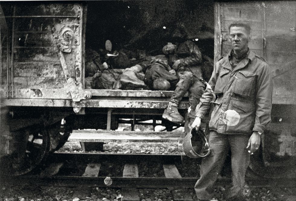 Soldado estadounidense ante un tren cargado de reclusos muertos, poco después de la liberación de Dachau. Habían salido de Buchenwald unas tres semanas antes.