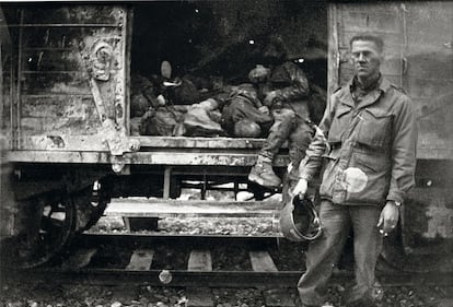 Soldado estadounidense ante un tren cargado de reclusos muertos, poco después de la liberación de Dachau. Habían salido de Buchenwald unas tres semanas antes.