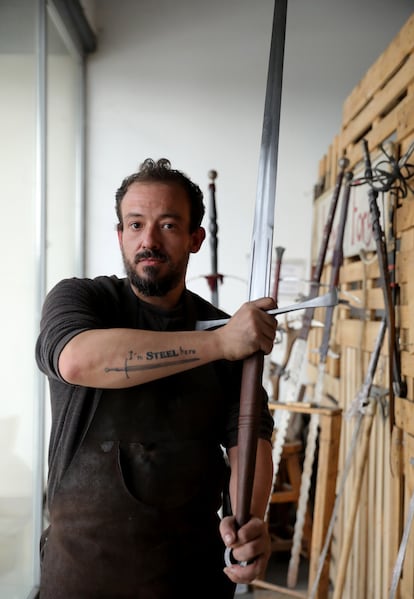 Javier Solé en su taller de Arrabal de Portillo (Valladolid).