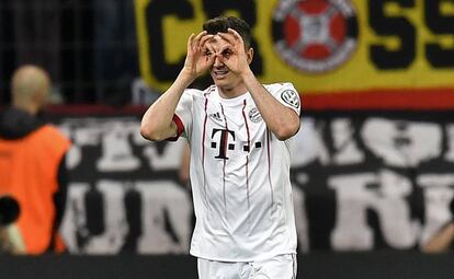 Lewandowski celebra uno de sus goles ante el Leverkusen.