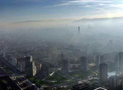 Vista aérea de Barcelona desde Diagonal Mar en la que se aprecia la capa de contaminación del aire.