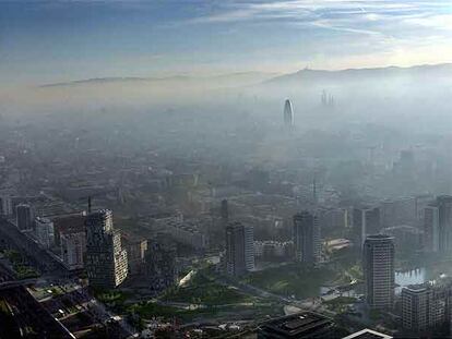 Vista aérea de Barcelona desde Diagonal Mar en la que se aprecia la capa de contaminación del aire.